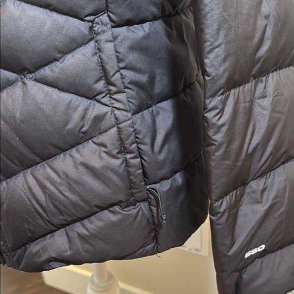 The North Face Women's Black Puffer Jacket, lightweight - Picture 7 of 7